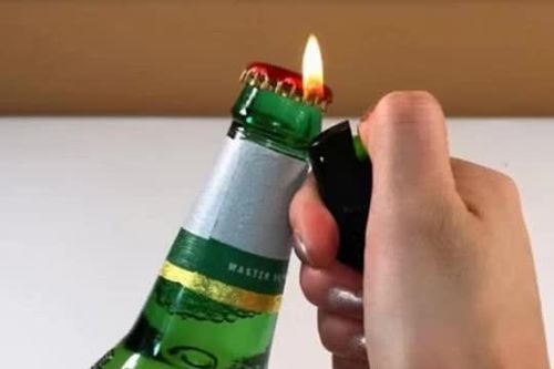 Chỉ cần nhắm vào điểm nhỏ này, mở nắp chai bia dễ dàng mà không cần dụng cụ khui