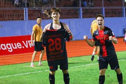 Hoàng Đức cởi áo ăn mừng bàn thắng vào lưới đội bóng suýt giải thể