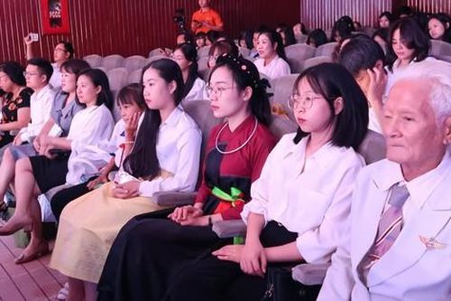 Quỹ học bổng Vừ A Dính: 15 năm chắp cánh ước mơ cho các nữ sinh dân tộc thiểu số
