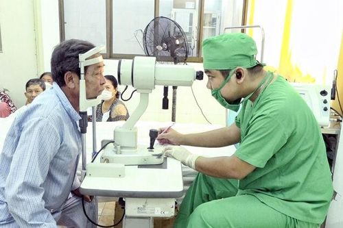 Bệnh nhân nghèo huyện An Phú được phẫu thuật mắt miễn phí
