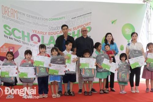 ofi Việt Nam trao 165 suất học bổng cho con em công nhân