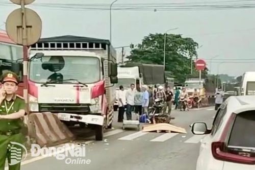 Một người đi xe máy băng ngang quốc lộ 1 bị xe tải cán tử vong