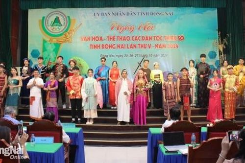 Trình diễn trang phục các dân tộc thiểu số tỉnh Đồng Nai