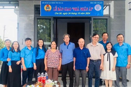 Trao Nhà nhân ái cho đoàn viên khó khăn tại Trung tâm y tế huyện Chư Sê