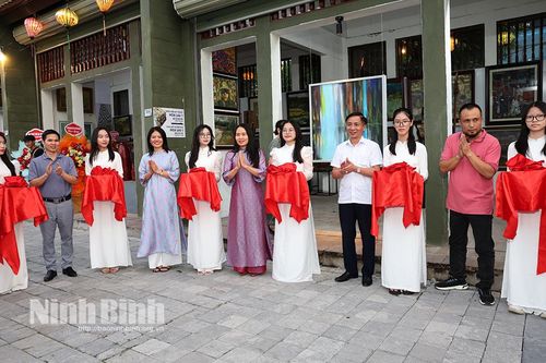 Khai mạc triển lãm mỹ thuật 'Hoa Lau 1'