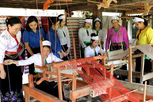 Trao cơ hội việc làm cho người nghèo