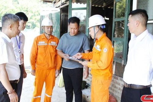 Đưa điện về nông thôn Mường La