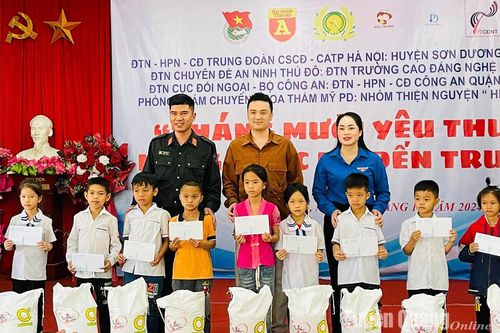 Chương trình Tháng mười yêu thương - Nâng bước em đến trường