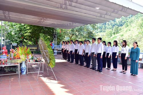 Đoàn công tác Văn phòng Tỉnh ủy dâng hương Nghĩa trang Liệt sĩ quốc gia Vị Xuyên