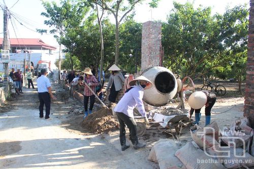 Đồng lòng hiến đất nâng cấp đường sau bão lũ