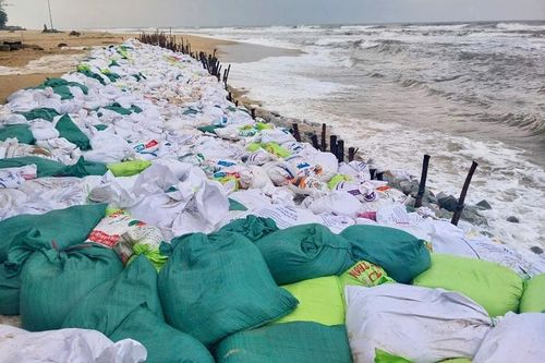 Chạy đua với thời gian, khắc phục sạt lở 1.000 mét bờ biển