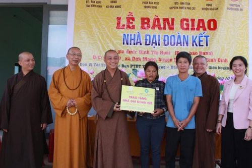 Phân ban Phật tử Dân tộc T.Ư bàn giao 2 căn nhà Đại đoàn kết và 15 học bổng tại tỉnh Bình Định