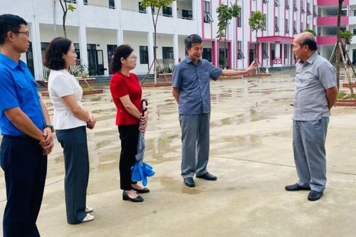 Đối thoại với người phụ trách dự án để bàn thảo, tranh luận