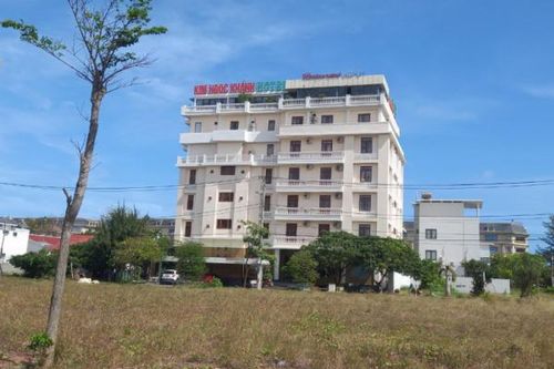 Cưỡng chế 'cắt ngọn' một khách sạn ở Phú Yên sau phản ánh của Báo CAND