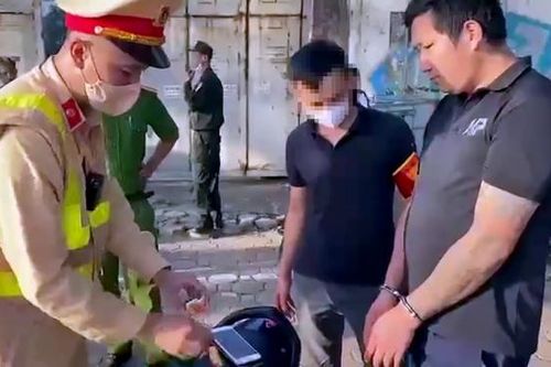 Đi ngang chốt 141, con nghiện run rẩy lộ gói ma túy đá vừa mua