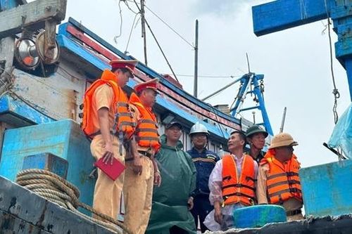 Công an Đà Nẵng tất bật giúp dân chống bão Trà Mi