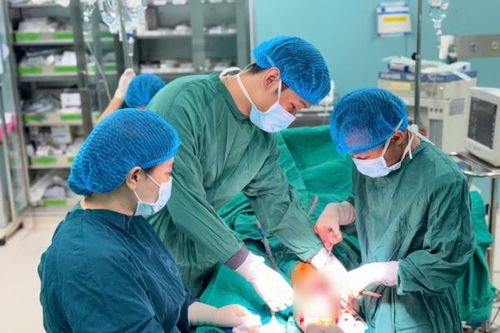 Nhập viện với 2 lưỡi máy bừa 'ngoạm' xuyên cẳng chân