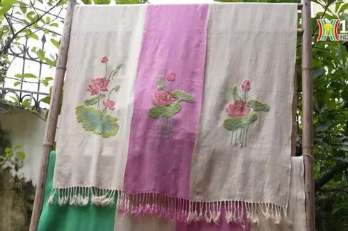 Khăn quàng làm từ sợi sen | Made in Hanoi | 25/10/2024