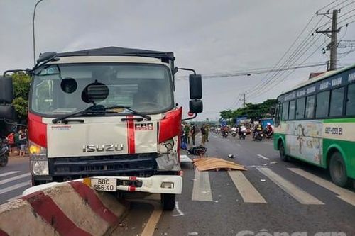 Xe tải húc văng xe máy đang băng qua đường, hai người thương vong