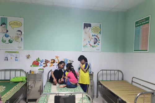 15 học sinh nôn ói phải nhập viện, trung tâm y tế ở Quảng Nam báo cáo gì?