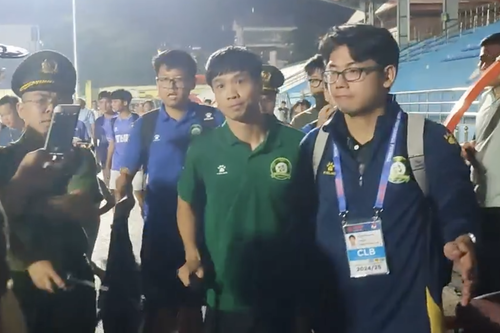 CĐV Hòa Bình vây kín Nguyễn Công Phượng