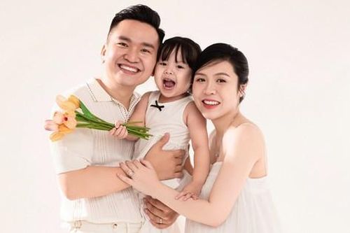 MC Hạnh Phúc bất ngờ công khai vợ con sau 5 năm kết hôn: 'Vợ à, cảm ơn em'