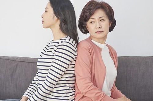 Chị dâu luôn lạnh nhạt với nhà chồng, ngày mẹ ốm bệnh, nghe tôi tiết lộ sự thật, chị đỏ mặt, vội cúi đầu xin lỗi