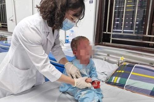Bé trai lở loét toàn thân vì thói quen điều trị bệnh sai cách nhiều người hay mắc phải