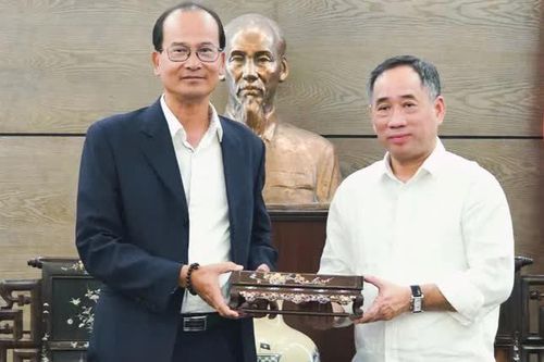 Tiếp nhận 3 kỷ vật của vua Hàm Nghi