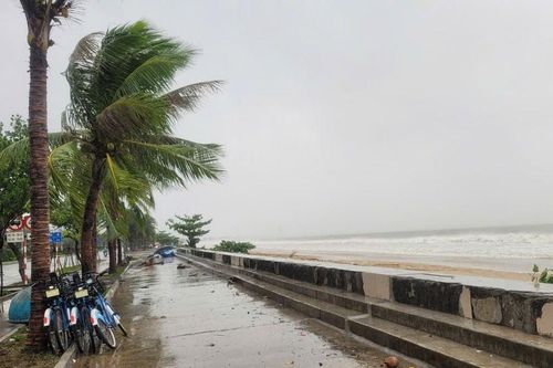 Đà Nẵng: Sóng biển cao từ 2,5 đến 3m gây hư hại đường Nguyễn Tất Thành