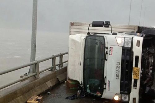 Gió lớn làm lật ô tô tải trên cầu, tạm cấm đường vào hầm Hải Vân