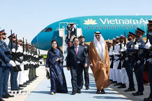 Thủ tướng Phạm Minh Chính đến thủ đô Abu Dhabi, bắt đầu thăm chính thức UAE