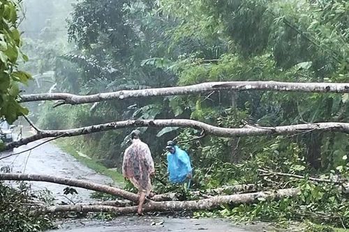 Quảng Nam: 2 người bị thương, nhiều nhà dân bị tốc mái