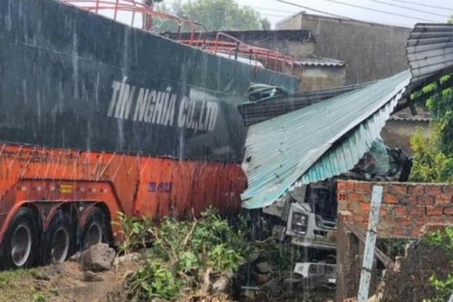 Quảng Bình: Xe container mất lái lao vào nhà dân bên đường