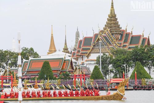 Ngoạn mục lễ rước thuyền Hoàng gia trên sông Chao Phraya ở Bangkok