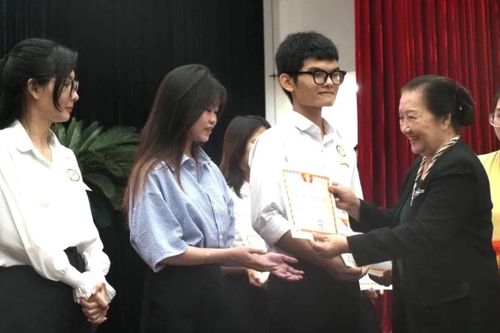 TPHCM: Hơn 1,6 tỷ đồng trao học bổng cho sinh viên vượt khó