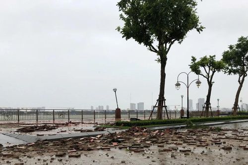 Sóng đánh tơi tả vỉa hè đường Như Nguyệt - Đà Nẵng