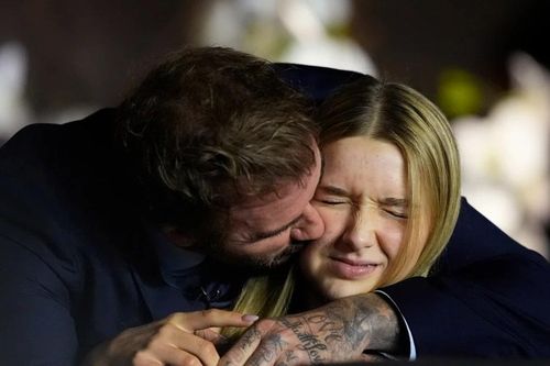 Con gái 'khó chịu' khi Beckham hôn má