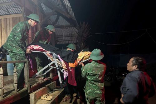 Đồn Biên phòng Tr'hy di dời gần 1.000 người dân đến nơi tránh trú an toàn