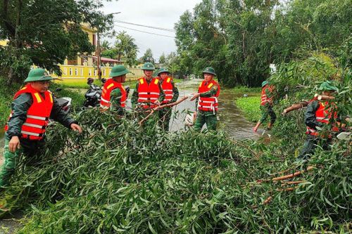 Bão số 6 làm chìm 2 phương tiện, nhiều nhà dân bị tốc mái