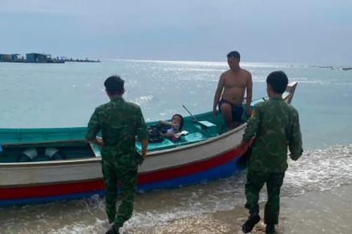 Cứu sống nữ du khách bị sóng cuốn trôi sau 1 đêm lênh đênh trên biển Phú Quý