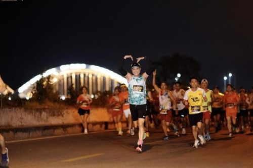 Phạm Tiến Sản vô địch cự ly 42 km tại Longbien Marathon 2024