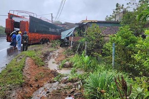 Xe container mất lái lao vào nhà dân, tài xế bị thương phải đi cấp cứu