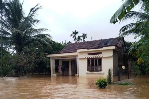 Mưa lớn cùng thủy điện xả lũ, 'rốn lũ' Đại Lộc ngập sâu, 300 hộ dân bị chia cắt