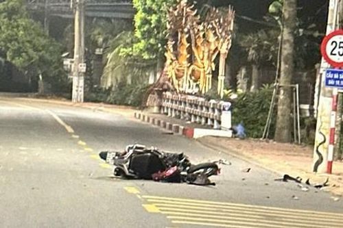 Thanh niên lao xe máy vào cột điện tử vong nghi do bị truy đuổi