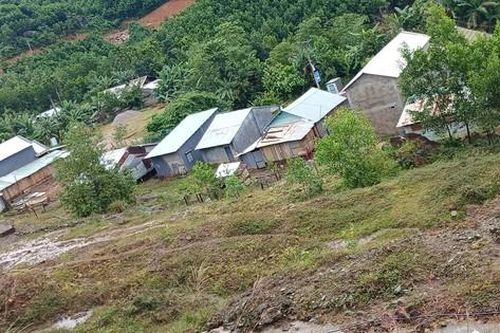 Quảng Nam khẩn cấp di dời dân khỏi quả đồi vừa nứt toác