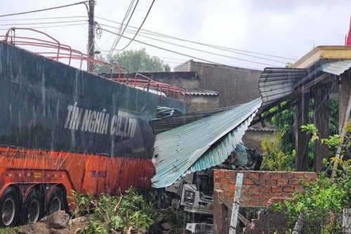 Xe container mất lái lao vào nhà dân