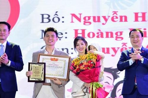Vợ chồng hotgirl Salim được tuyên dương Gia đình trẻ tiêu biểu năm 2024