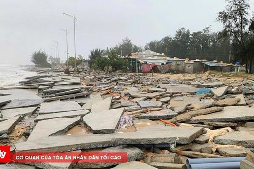 TT-Huế: Hàng trăm ngôi nhà tốc mái và hai người chết khi bão số 6 đi qua