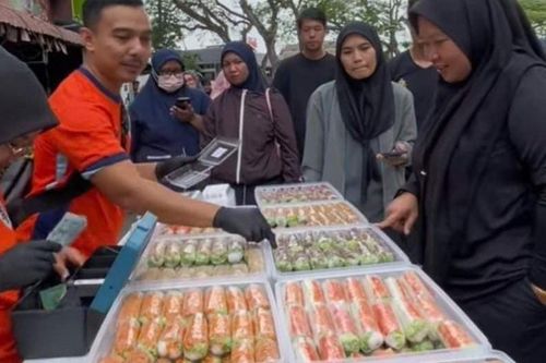 Gỏi cuốn Việt Nam gây 'bão' ở Malaysia, chủ quán bán nghìn cái mỗi ngày
